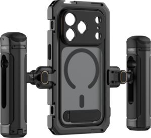 800q-01_134565 SmallRig 5541 Mobile Dual Handheld Kit for iPhone 17 Pro Max -puhelinkotelo on musta suojakotelo, jossa on kaksi irrotettavaa kahvaa, yksi kummallakin puolella, jotka on suunniteltu parantamaan videokuvauksen vakautta. Kuvattu valkoista taustaa vasten.