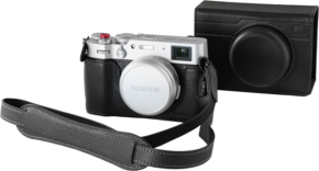 SmallRig 5622 Nahkakotelosarja FUJIFILM X100VI:lle on kuvassa hopeanvärinen, ja siinä on musta nahkakotelo, yhteensopiva hihna sekä suojaava objektiivi ja kotelo lähellä.