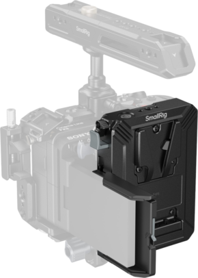 800q-01_134684 Lähikuva SmallRig 5228 V-Mount Akun kiinnitysalusta -virtahub + näyttösuoja, jossa näkyy sen kompakti musta muotoilu ja kiinnitysmekanismi asennettuna osittain näkyvään kamerarigiin.