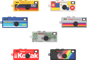 800q-01_134737 Seitsemän Kodak Charmera -retroavaimenperäistä digitaalikameraa on sijoitettu valkoiselle taustalle, ja jokaisessa niistä on erilliset vintage-värit, kuviot ja vuosimerkit, jotka herättävät nostalgiaa ja juhlistavat klassista Kodak-muotoilua.