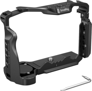 800q-03_134605 SmallRig 5583 Cage with AirTag Slot for Sony Alpha 7R V / 7 IV / 7S III / 1 / 7R IV -kehikko