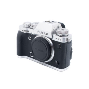 Fuji X-T3-3-4 Käytetty Fujifilm X-T3 (Kunto K5, SC 500) -peilittömän kameran hopeanvärinen ja musta runko näkyy vinossa valkoisella taustalla ilman objektiivia.