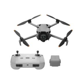 Mini5pro Harmaa DJI Mini 5 Pro -lennokki, jossa on neljä potkuria, on esillä yhteensopivan kauko-ohjaimen ja akun yläpuolella valkoisella taustalla.