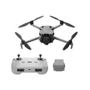 Mini5pro Harmaa DJI Mini 5 Pro -lennokki, jossa on neljä potkuria, on esillä yhteensopivan kauko-ohjaimen ja akun yläpuolella valkoisella taustalla.
