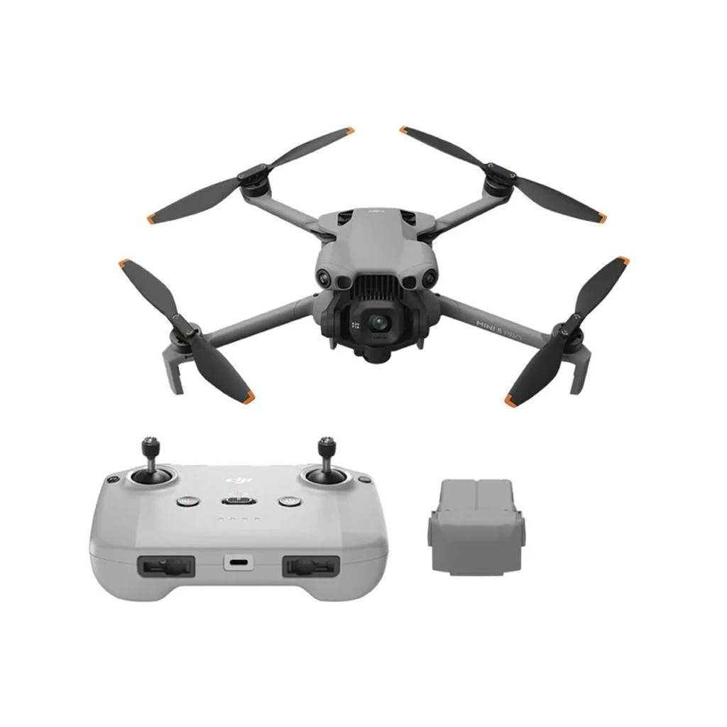 Mini5pro Harmaa DJI Mini 5 Pro -lennokki, jossa on neljä potkuria, on esillä yhteensopivan kauko-ohjaimen ja akun yläpuolella valkoisella taustalla.