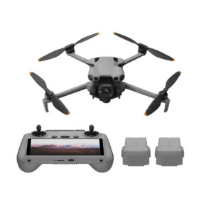 Mini5proflymore DJI Mini 5 Pro Fly More Combo (DJI RC2) -lennokki näkyy sen kauko-ohjaimen yläpuolella näytöllä ja kahdella ladattavalla akulla valkoisella pohjalla.
