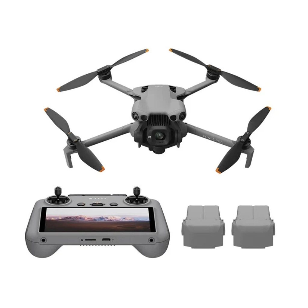 Mini5proflymore DJI Mini 5 Pro Fly More Combo (DJI RC2) -lennokki näkyy sen kauko-ohjaimen yläpuolella näytöllä ja kahdella ladattavalla akulla valkoisella pohjalla.