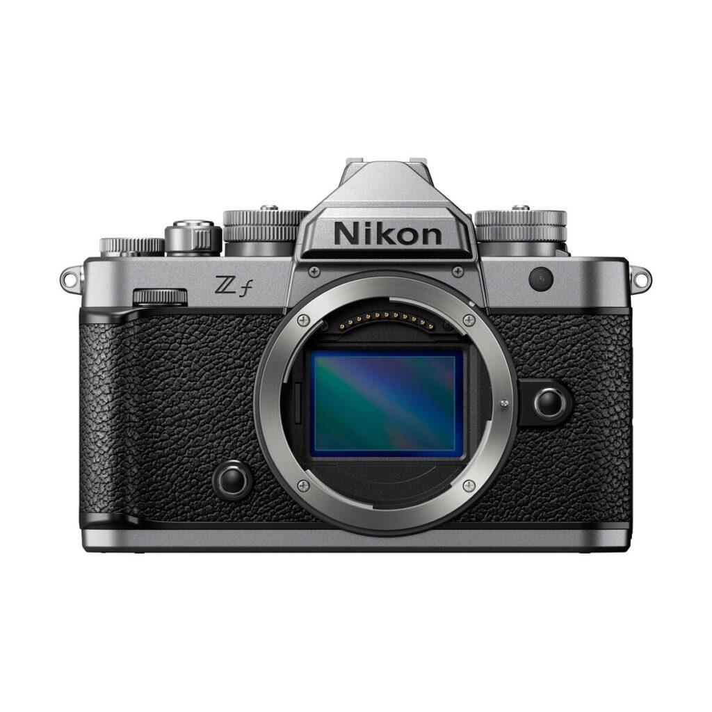 Nikon_zf_hopea (2) Nikon Zf -järjestelmäkamera, hopea, on kuvattu edestä ilman objektiivia, jolloin kameran kenno ja klassinen retro-muotoilu näkyvät selvästi.