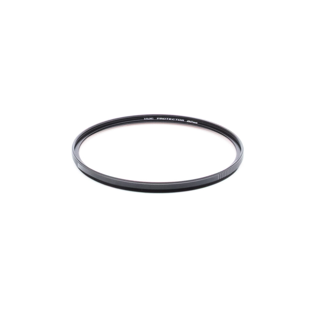 Nisi Prot 82mm Ympyränmuotoinen, ohut, musta NiSi Pro Nano HUC Protector 82mm objektiivisuodatin (käytetty, sis. ALV 25,5%) lepää valkoisella pohjalla.