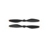Kaksi DJI Mini 5 Pro -propellia -propellit, mustat, oransseilla kärjillä, näkyvät vaakasuorassa ja samansuuntaisesti valkoisella pohjalla.