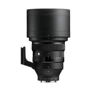 Sigma 135mm f14 DG_2 Sigma 135mm f/1.4 DG Art -objektiivi Sony E:lle on kuvattu suurella hupulla, jalustakiinnitysrenkaalla, säätörenkailla ja 135mm 1:1.4 DG DN -merkinnällä valkoista taustaa vasten.