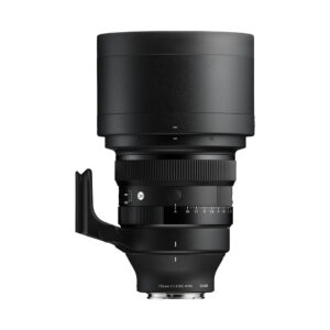 Sigma 135mm f14 DG_2 Sigma 135mm f/1.4 DG Art -objektiivi Sony E:lle on kuvattu suurella hupulla, jalustakiinnitysrenkaalla, säätörenkailla ja 135mm 1:1.4 DG DN -merkinnällä valkoista taustaa vasten.