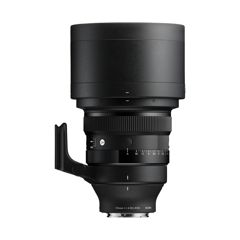 Sigma 135mm f14 DG_2 Sigma 135mm f/1.4 DG Art -objektiivi Sony E:lle on kuvattu suurella hupulla, jalustakiinnitysrenkaalla, säätörenkailla ja 135mm 1:1.4 DG DN -merkinnällä valkoista taustaa vasten.