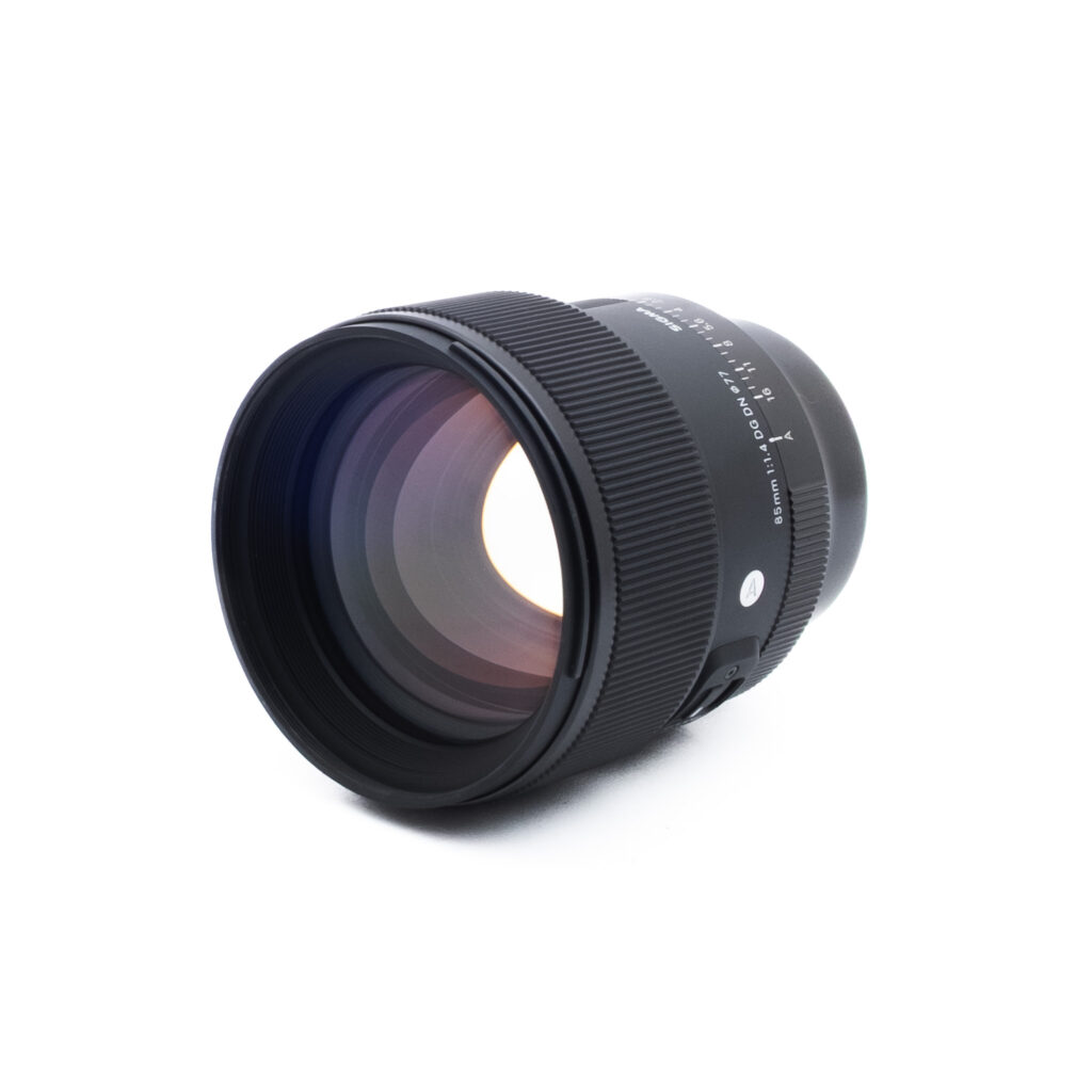 Sigma 85mm f14 DG DN Sony-2-3 Sigma 85mm f/1.4 Art DG DN Sony FE (Kunto K5, sis. ALV 25,5%) - Käytetty