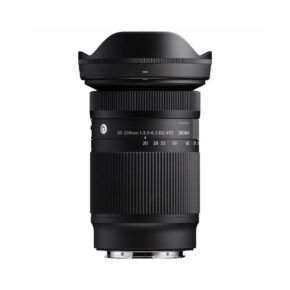Sigma20-200mm Musta Sigma 20-200mm f/3.5-6.3 DG Contemporary L-Mount -objektiivi seisoo pystysuorassa valkoista taustaa vasten, ja siinä on uurrettu zoomausrengas ja terälehden muotoinen huppu.