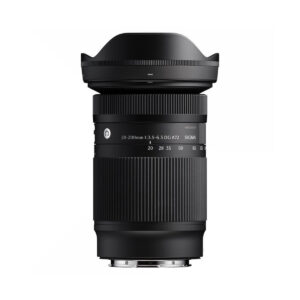 Sigma20-200mm Musta Sigma 20-200mm f/3.5-6.3 DG Contemporary L-Mount -objektiivi seisoo pystysuorassa valkoista taustaa vasten, ja siinä on uurrettu zoomausrengas ja terälehden muotoinen huppu.