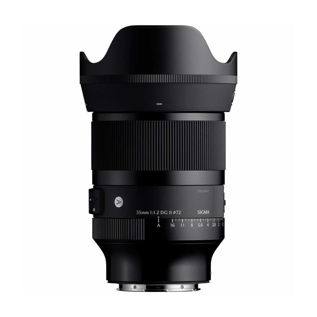 Sigma35mm Musta Sigma 35mm f/1.2 DG II Art L-Mount -objektiivi, jossa on leveä vastavalosuoja, kuvioitu tarkennusrengas ja aukkomerkinnät, näkyy pystysuorassa valkoista taustaa vasten.
