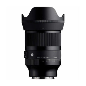 Sigma35mm Musta Sigma 35mm f/1.2 DG II Art L-Mount -objektiivi, jossa on leveä vastavalosuoja, kuvioitu tarkennusrengas ja aukkomerkinnät, näkyy pystysuorassa valkoista taustaa vasten.