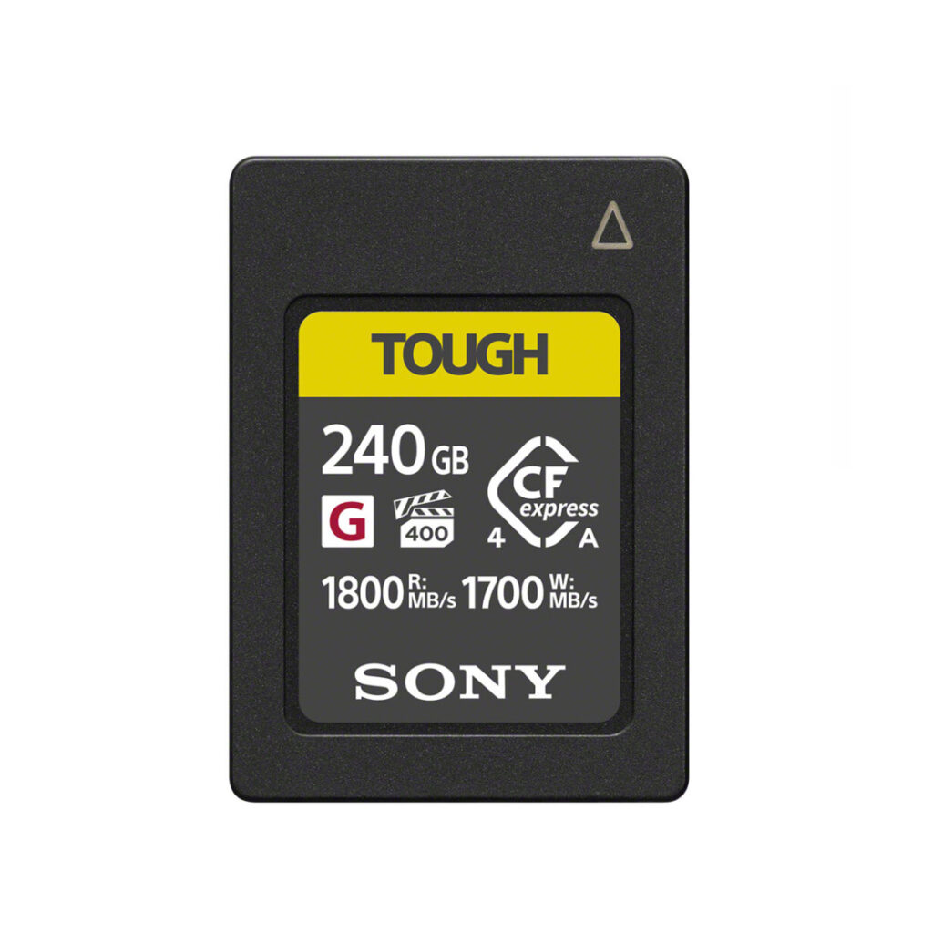 Sony240 Sony CFexpress Type A 240 GB -muistikortti on pystysuorassa mustalla ja keltaisella tarralla, ja se tarjoaa 1800MB/s luku- ja 1700MB/s kirjoitusnopeuden.