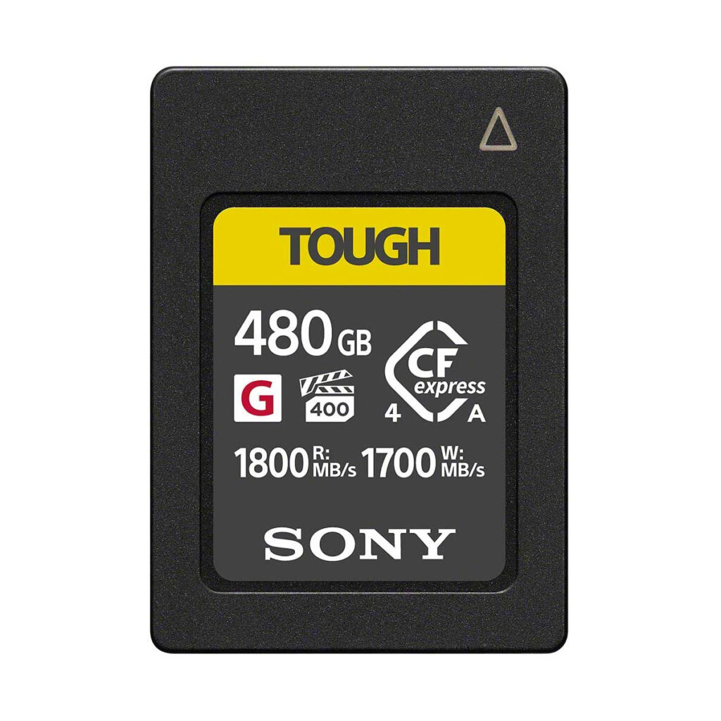 Sony480 Sony CFexpress Type A 480GB -muistikortti, lukunopeus 1800MB/s, kirjoitusnopeus 1700MB/s. Musta kortti, jossa keltainen ja valkoinen etiketti teknisillä tiedoilla ja Sony-logolla.