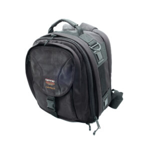 Tamrac Cyberpack 9 Musta Tamrac Cyberpack 9 reppu - Käytetty, jossa on useita vetoketjullisia lokeroita, pehmustetut olkahihnat ja kantokahva ylhäällä, kuvassa valkoista taustaa vasten.