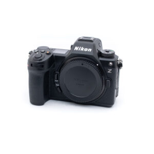 nikon_z6_iii-1 Käytetty Nikon Z6 III (Kunto K5, SC 1500, Takuu 18kk) peilitön kamerarunko, musta, kuvattu edestä ilman objektiivia valkoista taustaa vasten.