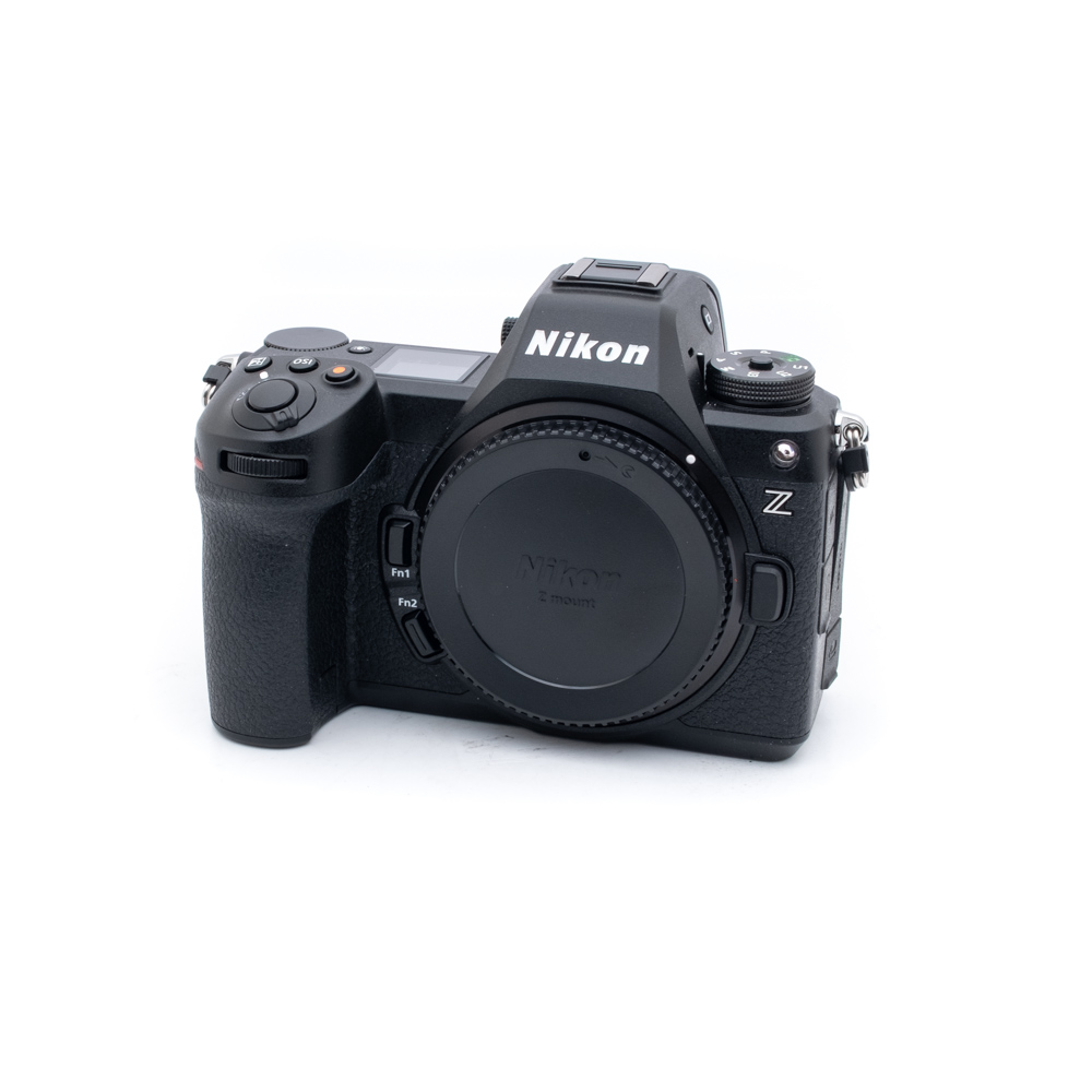 nikon_z6_iii-1 Käytetty Nikon Z6 III (Kunto K5, SC 1500, Takuu 18kk) peilitön kamerarunko, musta, kuvattu edestä ilman objektiivia valkoista taustaa vasten.