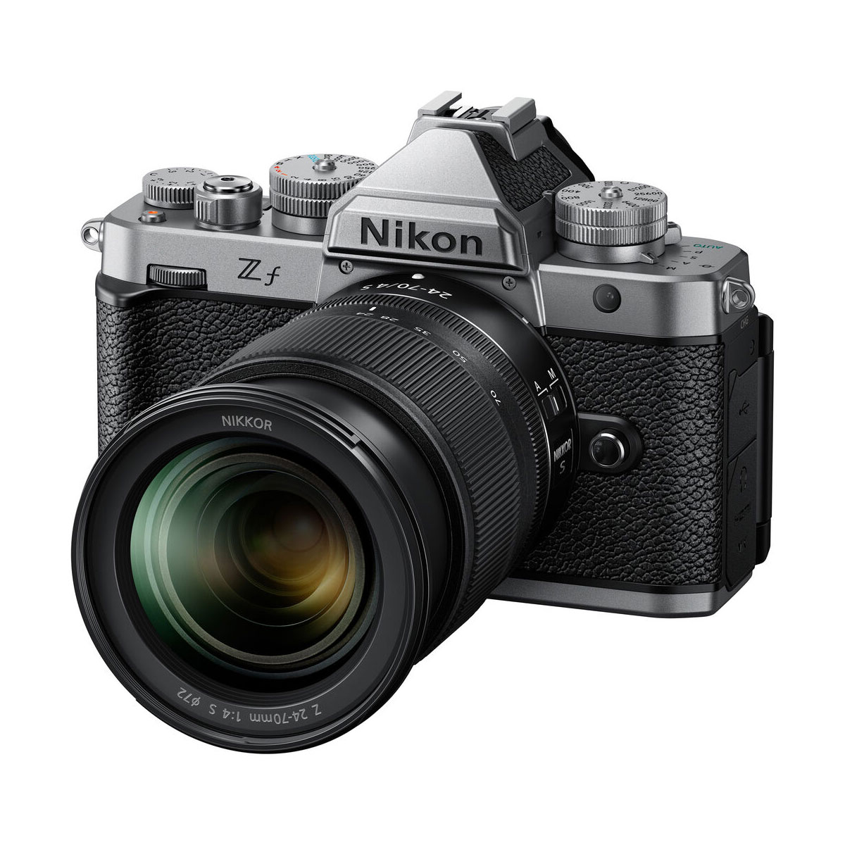 Nikon Zf hopea + Nikkor Z 24-70 f/4 S on kuvattu kulmassa valkoisella taustalla, ja siinä on hopeinen yläosa, musta kuvioitu kahva ja suuri kiinnitetty objektiivi.