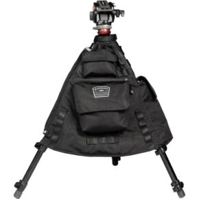 1522827898_814 BlackRapid Tripod Jacket kiinnittyy jalustaan ja tarjoaa lisäsäilytystilaa vetoketjullisilla ja tarrakiinnitteisillä taskuilla valokuvausvälineille. BlackRapid-tarra on esillä etupussissa.