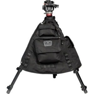 1522827898_814 BlackRapid Tripod Jacket kiinnittyy jalustaan ja tarjoaa lisäsäilytystilaa vetoketjullisilla ja tarrakiinnitteisillä taskuilla valokuvausvälineille. BlackRapid-tarra on esillä etupussissa.