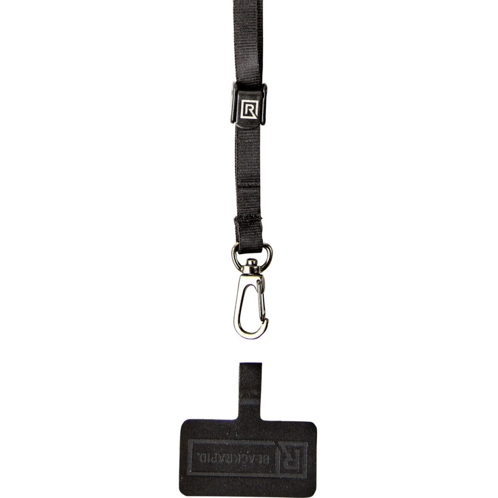 1593529351_500 BlackRapid WandeR Lanyard LG Set BK sisältää 47 tuuman mustan kaulanauhan, jossa on metalliklipsi ja suorakulmainen musta TetheR Tab -merkkipidike, kuvassa valkoisella pohjalla.