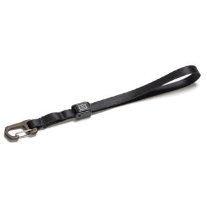 1597330579_229 BlackRapid TetheR Nylon -rannehihnassa, joka on kuvattu tasaisesti valkoisella pinnalla, on metallinen karabiiniklipsi toisessa päässä ja silmukkakahva toisessa päässä.