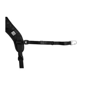 1600237181_972 BlackRapid Brad Breathe II Underarm Stabilizer Strapissa on säädettävä musta hihna, jossa on metalliklipsi, kangaslenkit ja pehmustettuun osaan ommeltu R-logo, joka näkyy levällään valkoisella pohjalla.