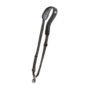 © BryCox.com, Bry Cox BlackRapid RS W2 Camera Sling for Women -kamerahihna on musta säädettävä hihna, jossa on pehmustettu olkaosa ja metalliklipsi, joka näkyy valkoisella pohjalla.
