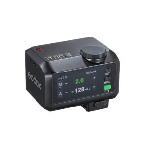 1747986964_409 Godox iT30Pro S Black iFlash TTL -kamerasalama, jossa on LCD-näyttö, jossa näkyvät asetukset, ohjauspainikkeet ja suuri säätöpyörä, kolmen neljäsosan kulmasta katsottuna.