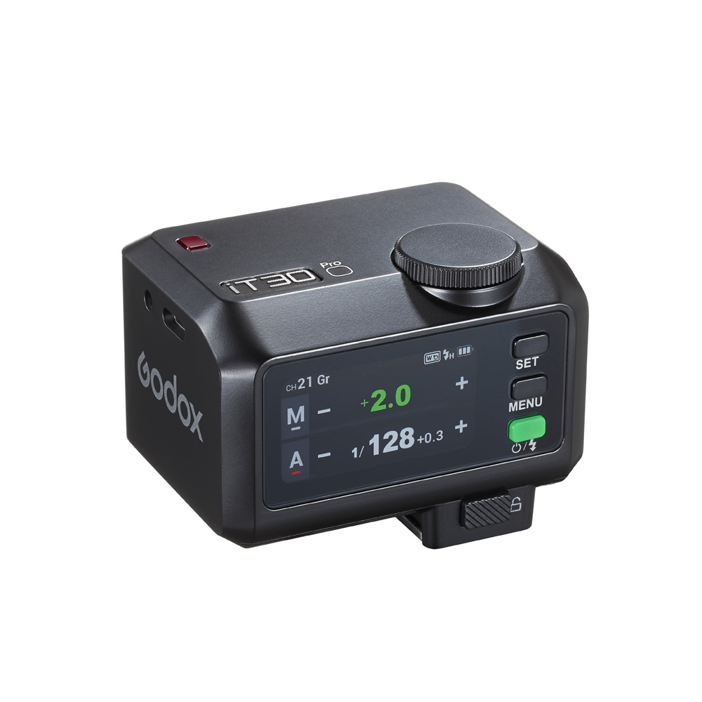 1747987064_342 Godox iT30Pro F Black iFlash TTL -kamerasalama, jossa on digitaalinen näyttö ja ohjauspainikkeet, näkyy valkoisella pohjalla.