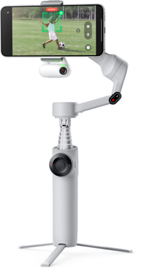800q-01_133584 Lapsi pelaa jalkapalloa kentällä, kun jalustalla varustettuun Insta360 Flow 2 AI Tracker Bundle Stone Gray -gimbaaliin kiinnitetty älypuhelin tallentaa ja näyttää toiminnan reaaliajassa.