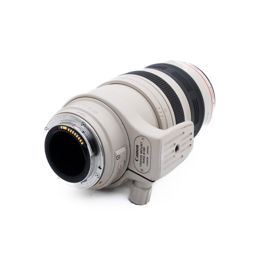 Canon 100-400mm f45-56 L IS USM-1-4 Valkoinen Canon-telekameran objektiivi, jossa on jalustan kaulus, takakiinnikkeestä katsottuna, jossa näkyy elektroniset kontaktit ja objektiivin merkinnät, eristettynä valkoiselle taustalle.