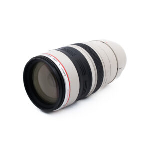 Canon 100-400mm f45-56 L IS USM-2-4 Valkoinen Canon-telekameran objektiivi, jossa on mustat kumiset pitorenkaat ja punainen korostusrengas, vinosti valkoisella pohjalla.