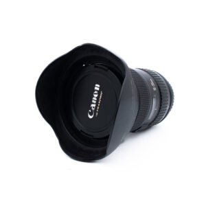 Canon 16-35mm f28 L USM-3 Canon-kameran objektiivi, jossa on vastavalosuoja ja suojus, on asetettu valkoiselle taustalle edestä katsottuna. Canon-logo ja Ultrasonic näkyvät objektiivin suojuksessa.