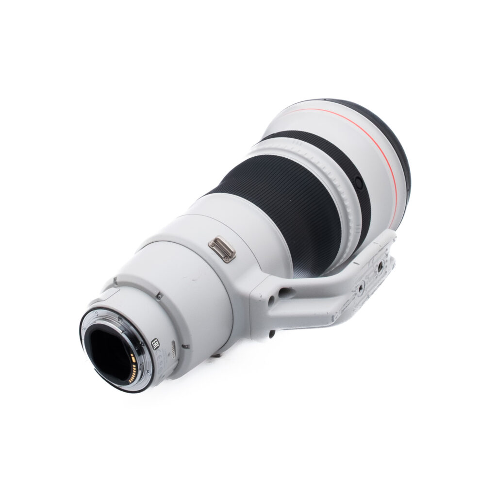 Canon 400mm f28 L IS II USM-1 Suuri, valkoinen ammattilaiskameran teleobjektiivi, jossa on musta zoomausrengas ja punainen korostusraita, kuvattuna kulmassa valkoisella taustalla.