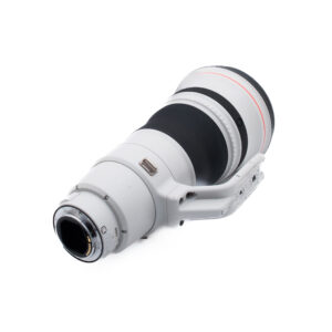 Canon 400mm f28 L IS II USM-1 Suuri, valkoinen ammattilaiskameran teleobjektiivi, jossa on musta zoomausrengas ja punainen korostusraita, kuvattuna kulmassa valkoisella taustalla.