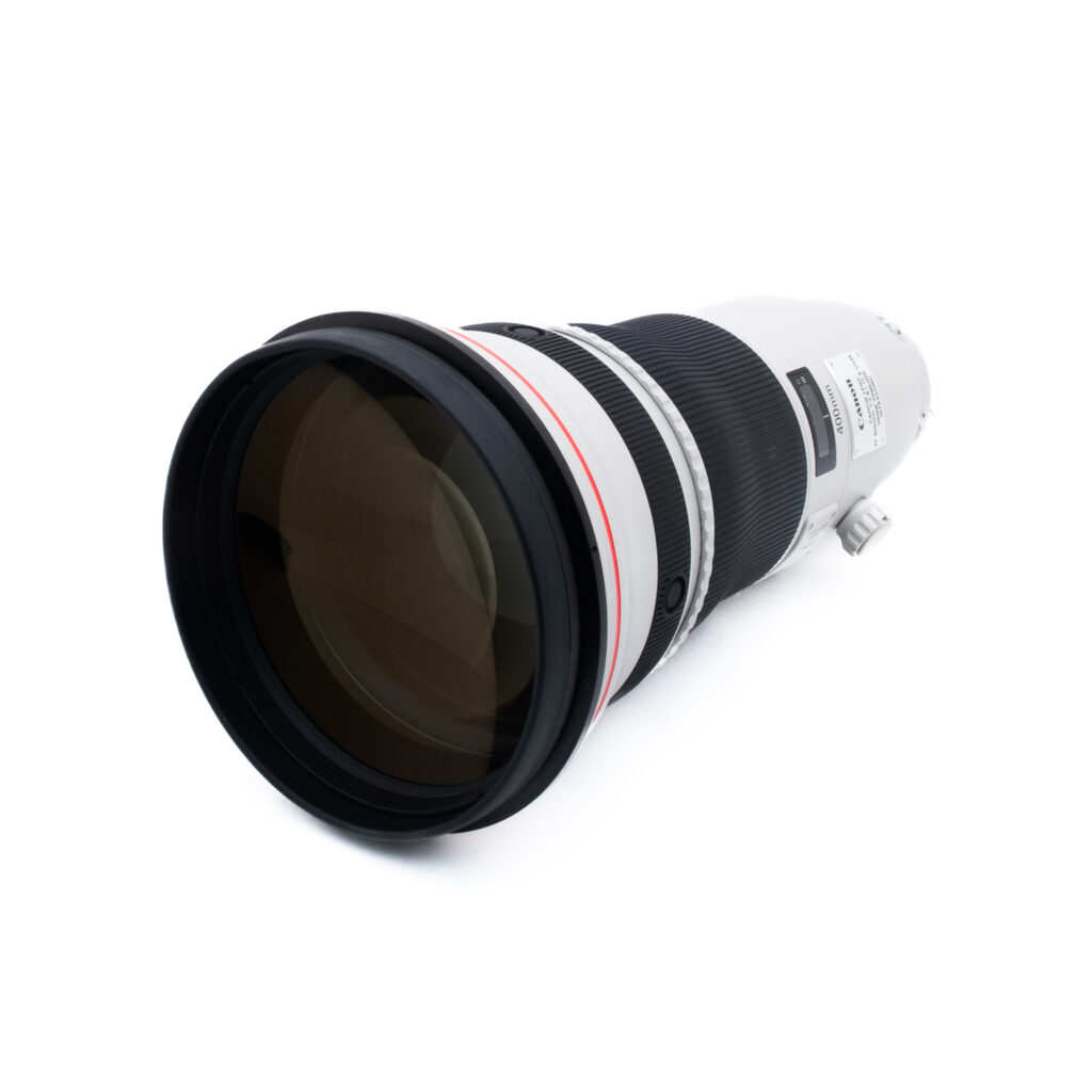 Canon 400mm f28 L IS II USM-2 Suuri valkoinen teleobjektiivi, jossa on leveä etupaneeli, musta kuminen kahva ja punainen rengas etupaneelin lähellä, sijoitettu vinosti valkoiselle taustalle.