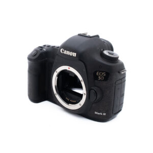 Canon 5D Mark III-4 Canon EOS 5D Mark III -digitaalikameran runko ilman objektiivia valkoisella taustalla.