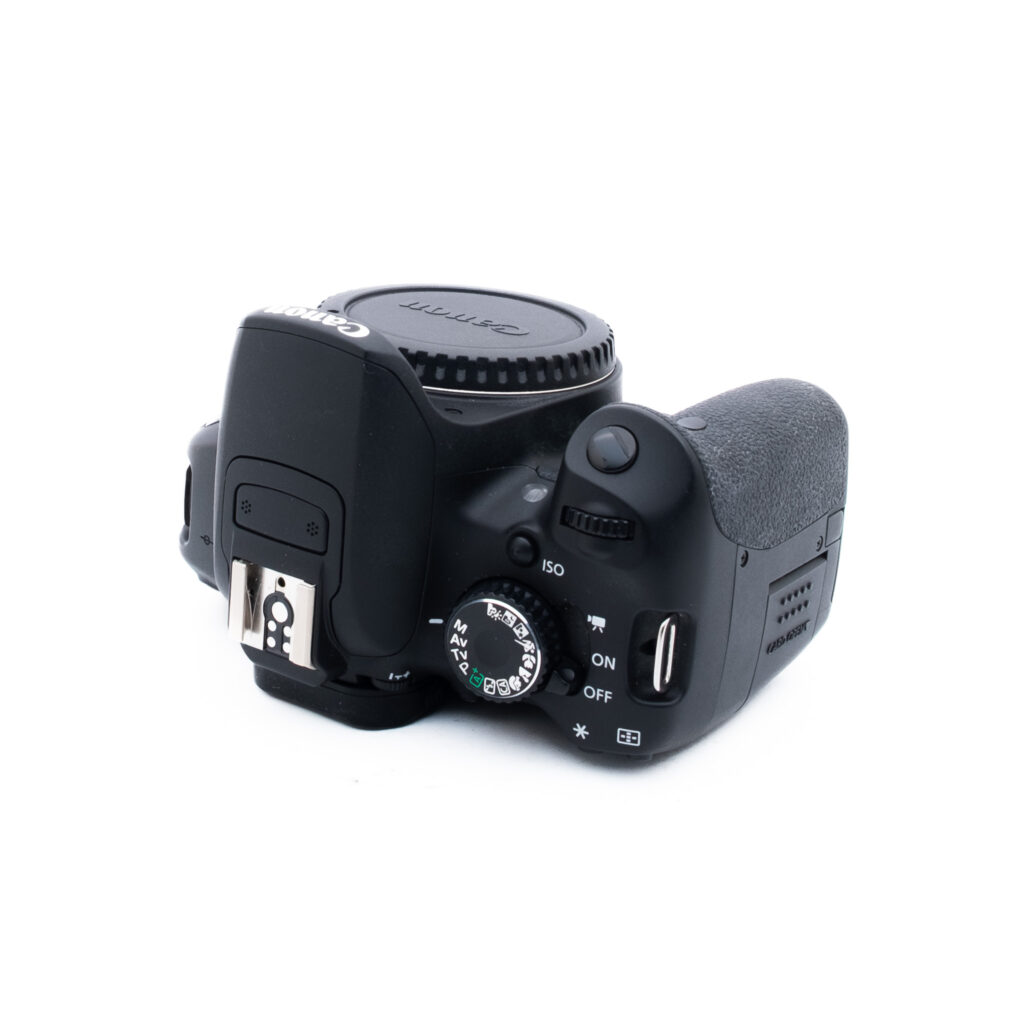 Canon 650D 4590-2 Musta Canon DSLR-kameran runko ylhäältäpäin kuvattuna, ja siinä näkyvät toimintatilan valitsin, virtakytkin, suljinpainike ja eri ohjauspainikkeet valkoisella taustalla.