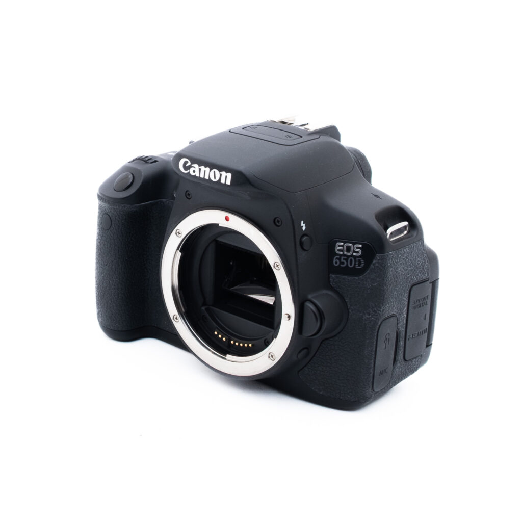 Canon 650D 4590-4 Canon EOS 650D DSLR -kameran runko ilman objektiivia valkoisella pohjalla, jossa näkyy etu- ja sivutiedot.
