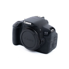 Canon 650D 4590-5 Musta Canon EOS 650D -digitaalikameran runko on kuvattu kulmassa valkoisella taustalla ilman kiinnitettyä objektiivia. Kamerassa on kuvioitu kahva ja sivulla näkyvät ohjauspainikkeet.