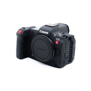 Canon C50-5 Käytetty Canon EOS R5 C (SC 53000, sis. ALV 25,5%, Takuuta 6kk) peilitön kamerarunko mustana, kuvassa valkoisella pohjalla, objektiivin suojus kiinnitettynä ja näkyvät painikkeet ja säätimet.