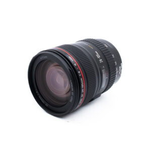Canon EF 24-105mm f/4L IS USM -kameran objektiivi on sijoitettu vinoon valkoiselle taustalle, ja sen musta runko, punainen rengas ja eri polttovälimerkinnät näkyvät.