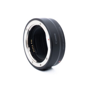 Canon Mount Adapter EF-EOS R, kuvassa elektroniset koskettimet ja sisäpiippu näkyvissä. Sovitin on musta, siinä on hopeinen metallirengas ja Canon-brändi sivulla.